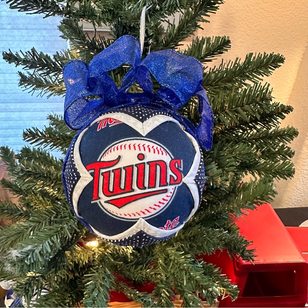MLB Minnesota Twins 4โ Hand Crafted Quilted Christmas ornament